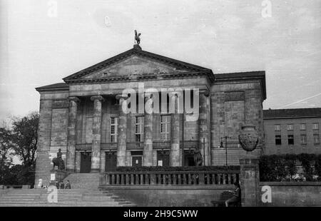 Poznañ, 1947-10. Gmach Teatru Wielkiego (Opery) im. Stanis³awa Moniuszki z pocz¹tku XX wieku. wb/gr PAP Dok³adny dzieñ wydarzenia nieustalony. Poznan, 1947 ottobre. La costruzione dello Stanislaw Moniuszko Grand Theatre (Opera) dall'inizio del XX secolo. wb/gr PAP Foto Stock