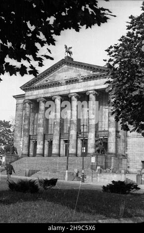 Poznañ, 1947-10. Gmach Teatru Wielkiego (Opery) im. Stanis³awa Moniuszki z pocz¹tku XX wieku. wb/gr PAP Dok³adny dzieñ wydarzenia nieustalony. Poznan, 1947 ottobre. La costruzione dello Stanislaw Moniuszko Grand Theatre (Opera) dall'inizio del XX secolo. wb/gr PAP Foto Stock