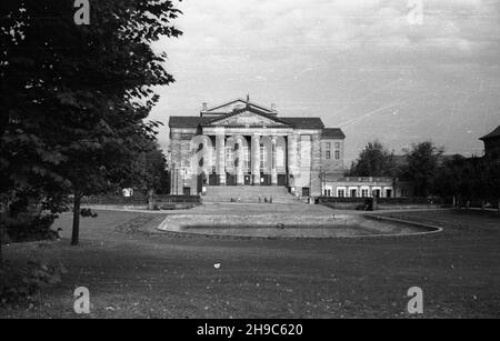 Poznañ, 1947-10. Gmach Teatru Wielkiego (Opery) im. Stanis³awa Moniuszki z pocz¹tku XX wieku. wb/gr PAP Dok³adny dzieñ wydarzenia nieustalony. Poznan, 1947 ottobre. L'edificio Stanislaw Moniuszko Grand Theatre (Opera) costruito all'inizio del XX secolo. wb/gr PAP Foto Stock