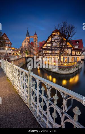 Esslingen am Neckar, Germania. Immagine del paesaggio urbano della pittoresca città vecchia di Esslingen am Neckar, Germania situato nella regione di Stoccarda al crepuscolo blu Foto Stock