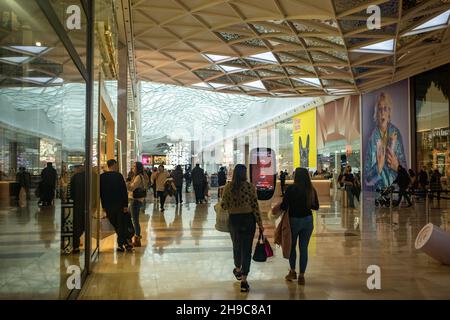 LONDRA- Dicembre 2021: Shopping all'interno del Westfield London- grande centro commerciale a Shepherds Bush Foto Stock