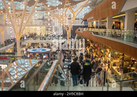 LONDRA- Dicembre 2021: Shopping all'interno del Westfield London- grande centro commerciale a Shepherds Bush Foto Stock