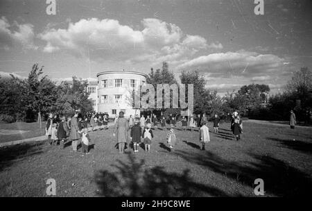 Lisków, 1947-10. Dom Dziecka z 1935 r. prowadzony przez Siostry S³u¿ebniczki Najœwiêtszej Maryi Panny, obenie siedziba Domu Dziecka i Domu Pomocy Spo³ecznej. Zabawa dzieci. wb/gr PAP Dok³adny dzieñ wydarzenia nieustalony. Liskow, ottobre 1947. L'orfanotrofio costruito nel 1935 e gestito da suore. Nella foto: Bambini in gioco. wb/gr PAP Foto Stock