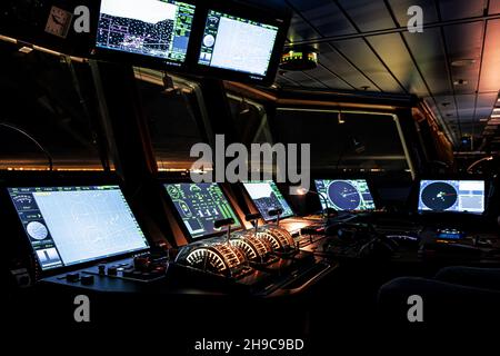 Sfondo, sfocatura, fuori fuoco, bokeh. La timoneria di una nave moderna è un primo piano delle leve di comando del corso della nave Foto Stock