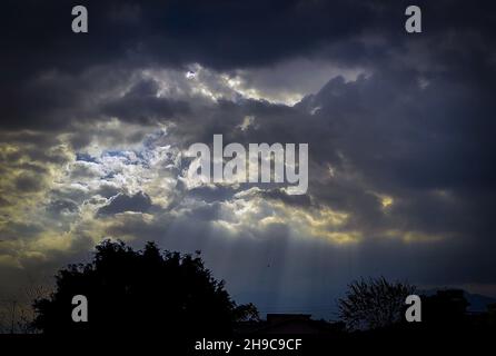 Kathmandu, Bagmati, Nepal. 6 dicembre 2021. I raggi del sole passano attraverso le nuvole nel cielo di Kathmandu, Nepal il 6 dicembre 2021. (Credit Image: © Sunil Sharma/ZUMA Press Wire) Foto Stock