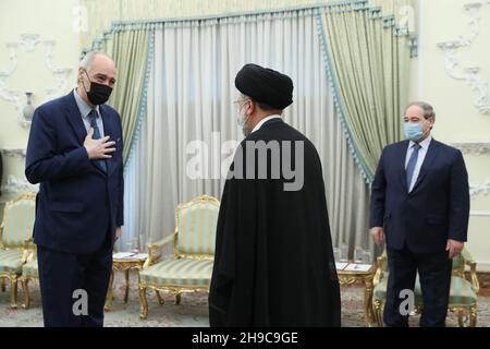 Teheran, Teheran, Iran. 6 dicembre 2021. In questa foto pubblicata dal sito ufficiale dell'ufficio della presidenza iraniana, il presidente EBRAHIM RAISI incontra il ministro degli Esteri del regime siriano FAISAL MEKDAD a Teheran, Iran. (Credit Image: © Iranian Presidency via ZUMA Press Wire) Credit: ZUMA Press, Inc./Alamy Live News Foto Stock