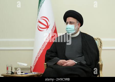 Teheran, Teheran, Iran. 6 dicembre 2021. In questa foto pubblicata dal sito ufficiale dell'ufficio della presidenza iraniana, il presidente EBRAHIM RAISI incontra il ministro degli Esteri del regime siriano FAISAL MEKDAD a Teheran, Iran. (Credit Image: © Iranian Presidency via ZUMA Press Wire) Credit: ZUMA Press, Inc./Alamy Live News Foto Stock