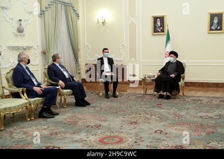 Teheran, Teheran, Iran. 6 dicembre 2021. In questa foto pubblicata dal sito ufficiale dell'ufficio della presidenza iraniana, il presidente EBRAHIM RAISI incontra il ministro degli Esteri del regime siriano FAISAL MEKDAD a Teheran, Iran. (Credit Image: © Iranian Presidency via ZUMA Press Wire) Credit: ZUMA Press, Inc./Alamy Live News Foto Stock
