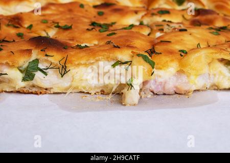 Torta di Ossezia con carne in una scatola da vicino Foto Stock