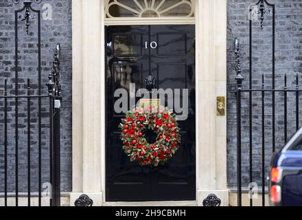 Londra, Inghilterra, Regno Unito. Corona di Natale sulla porta del numero 10 Downing Street, 2021 dicembre Foto Stock