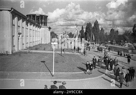 Poznañ, 1947-10. Ogólnokrajowa Wystawa Rolniczo-Ogrodnicza, w dniach 11-29 paŸdziernika, na terenie Miêdzynarodowych Targów Poznañskich. mb/gr PAP Dok³adny dzieñ wydarzenia nieustalony. Poznan, 1947 ottobre. Fiera agricola nazionale tenuta presso la Fiera Internazionale di Poznan dal 11 al 29 ottobre. . mb/gr PAP Foto Stock