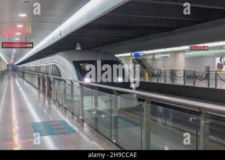 Shanghai, Cina - 02 gennaio 2017: Partenza del treno magnetico Shanghai TransRapid Maglev. È il primo maglev commerciale ad alta velocità con cr Foto Stock