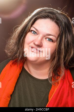 Ritratto di donna felice con sciarpa Foto Stock