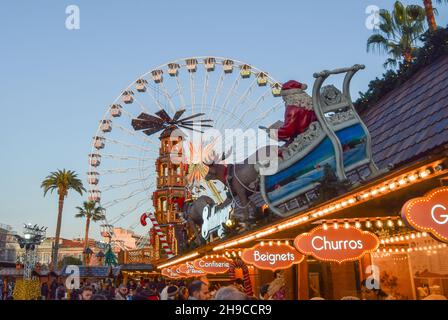 Mercatino di Natale a Place Massena a Nizza, nel sud della Francia, dicembre 2019. Foto Stock