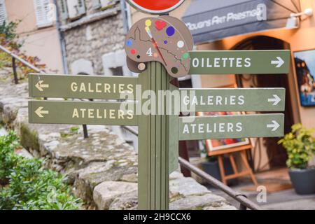 Un cartello che mostra atelier e gallerie a Mougins, nel sud della Francia. Foto Stock