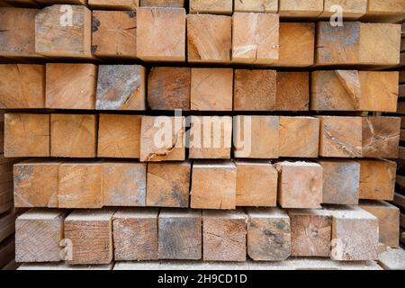 Vendita di legname di pino destinato alla costruzione. Magazzino barre di legno assi. Foto Stock