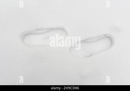 Orme umane su neve bianca appena caduta Foto Stock
