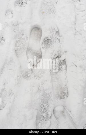 Orme umane su neve bianca appena caduta Foto Stock