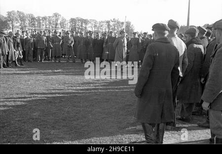 Ciechanów, 1947-10. Zbiórka Ochotniczej Rezerwy Milicji Obywatelskiej (ORMO) z Ciechanowa i okolicznych powiatów. mb/gr PAP Dok³adny dzieñ wydarzenia nieustalony. Ciechanow, ottobre 1947. Un incontro della Riserva volontaria di Milizia dei cittadini (ORMO) da Ciechanow e vicino powiats. mb/gr PAP Foto Stock