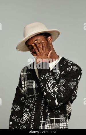 Verticale vita su ritratto di anonimo uomo afroamericano indossare cappello di moda Foto Stock