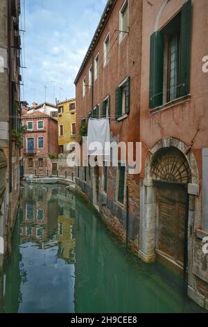 uno stretto canale nel centro di venezia Foto Stock