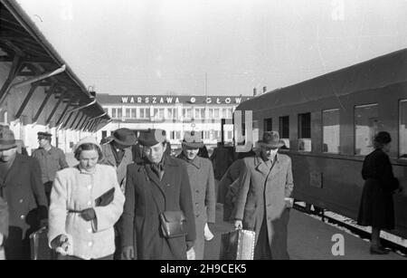 Warszawa, 1947-10. Gruppy polskich literatów przed wyjazdem do Jugos³awii, na dworcu Warszawa G³ówna. mb/gr PAP Varsavia, 1947 ottobre. Gruppi di scrittori polacchi prima di partire per la Jugoslavia, presso la stazione ferroviaria di Warszawa Glowna. mb/gr PAP Foto Stock