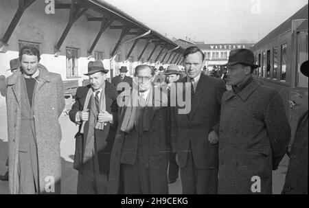 Warszawa, 1947-10. Gruppy polskich literatów przed wyjazdem do Jugos³awii, na dworcu Warszawa G³ówna. NZ. m.in. Adolf Rudnicki (L), Tadeusz Borowski (2L), Adam Wa¿yk (3L), Stanis³aw Piêtak (4L). mb/gr PAP Varsavia, 1947 ottobre. Gruppi di scrittori polacchi prima di partire per la Jugoslavia, presso la stazione ferroviaria di Warszawa Glowna. Nella foto: Adolf Rudnicki (a sinistra), Tadeusz Borowski (2° a sinistra), Adam Wazyk (3° a sinistra), Stanislaw Pietak (4° a sinistra). mb/gr PAP Foto Stock