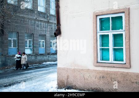 Kars, Turchia - 01-22-2016:strade storiche di Kars in una giornata nevosa Foto Stock