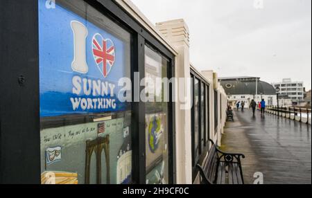 Worthing UK 6 dicembre 2021 - non è così Sunny Worthing sul molo come il tempo umido e ventoso passa attraverso il Regno Unito con più tempeste previste per i prossimi giorni: Credit Simon Dack / Alamy Live News Foto Stock