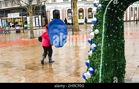 Worthing UK 6 dicembre 2021 - non è un giorno facile per gli ombrelli in Worthing come tempo bagnato e ventoso sweep attraverso il Regno Unito con più tempeste previsioni per i prossimi giorni: Credit Simon Dack / Alamy Live News Foto Stock