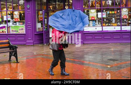 Worthing UK 6 dicembre 2021 - non è un giorno facile per gli ombrelli in Worthing come tempo bagnato e ventoso sweep attraverso il Regno Unito con più tempeste previsioni per i prossimi giorni: Credit Simon Dack / Alamy Live News Foto Stock