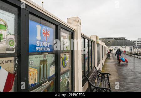 Worthing UK 6 dicembre 2021 - non è così Sunny Worthing sul molo come il tempo umido e ventoso passa attraverso il Regno Unito con più tempeste previste per i prossimi giorni: Credit Simon Dack / Alamy Live News Foto Stock