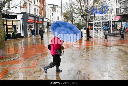 Worthing UK 6 dicembre 2021 - non è un giorno facile per gli ombrelli in Worthing come tempo bagnato e ventoso sweep attraverso il Regno Unito con più tempeste previsioni per i prossimi giorni: Credit Simon Dack / Alamy Live News Foto Stock