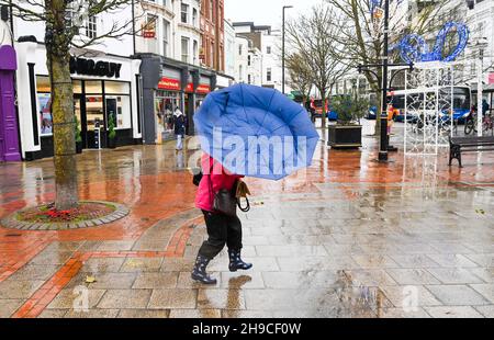 Worthing UK 6 dicembre 2021 - non è un giorno facile per gli ombrelli in Worthing come tempo bagnato e ventoso sweep attraverso il Regno Unito con più tempeste previsioni per i prossimi giorni: Credit Simon Dack / Alamy Live News Foto Stock