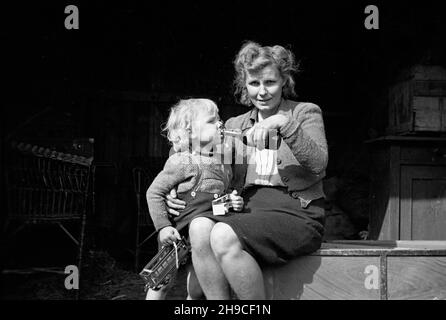 Gdañsk, 1947-10. Przyjazd repatriantów ze wschodu. NZ. matka z dzieckiem w wagonie towarowym. ps/gr PAP Dok³adny dzieñ wydarzenia nieustalony. Gdansk, ottobre 1947. I poli rimpatriati dall'Oriente arrivano a Danzica. Nella foto: Una madre con un bambino in un cargo train. ps/gr PAP Foto Stock