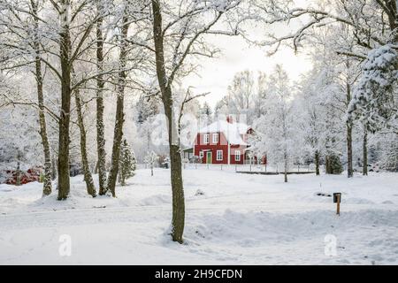 Casa rossa in un bellissimo paesaggio vinicolo Foto Stock