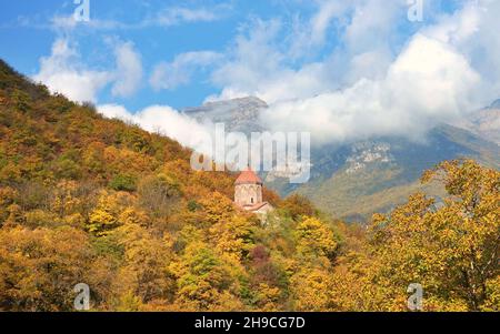 Chiesa in autunno foresta colorata - Vahanavank, un complesso monastico armeno del 10th-11th secolo - immagine unica della natura armena Foto Stock