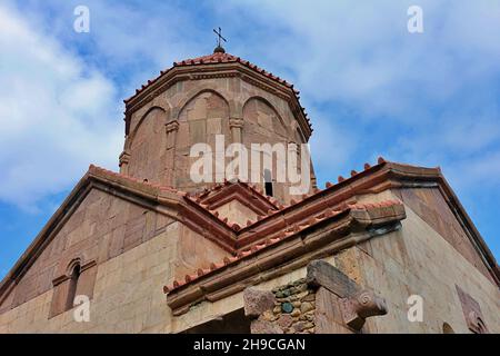 Chiesa in autunno foresta colorata - Vahanavank, un complesso monastico armeno del 10th-11th secolo - immagine unica della natura armena Foto Stock