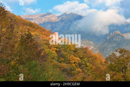 Chiesa in autunno foresta colorata - Vahanavank, un complesso monastico armeno del 10th-11th secolo - immagine unica della natura armena Foto Stock