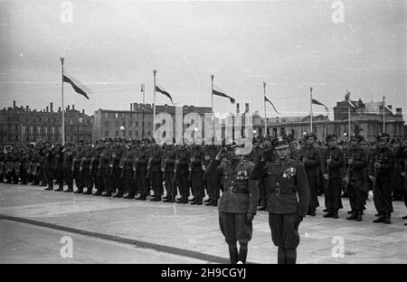 Warszawa, 1947-10-04. Apel poleg³ych na placu Zwyciêstwa z okazji trzeciej rocznicy powstania Milicji Obywatelskiej (MO). W uroczystoœci wziê³a udzia³ delegacja Policji Czechos³owackiej z zastêpc¹ komendanta g³ównego pp³k. Frankiem na czele. NZ. oddzia³y Milicji Obywatelskiej na placu Zwyciêstwa. wb/gr PAP Varsavia, 4 ottobre 1947. Appello di un rotolo di onore su Piazza Zwyciestwa per celebrare il 3 ° anniversario della milizia del cittadino (MO). Alla cerimonia ha partecipato una delegazione della polizia della Cecoslovacchia guidata dal vicecapo della polizia Lt col Frank. Nella foto: Le unità militia del cittadino su Zyciestwa Foto Stock