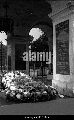 Warszawa, 1947-10-04. Apel poleg³ych na placu Zwyciêstwa z okazji trzeciej rocznicy powstania Milicji Obywatelskiej (MO). W uroczystoœci wziê³a udzia³ delegacja Policji Czechos³owackiej z zastêpc¹ komendanta g³ównego pp³k. Frankiem na czele. NZ. wieñce na Gribie Nieznanego ¯o³nierza. wb/gr PAP Varsavia, 4 ottobre 1947. Appello di un rotolo di onore su Piazza Zwyciestwa per celebrare il 3 ° anniversario della milizia del cittadino (MO). Alla cerimonia ha partecipato una delegazione della polizia della Cecoslovacchia guidata dal vicecapo della polizia Lt col Frank. Nella foto: Corone alla Tomba del Milite Ignoto. wb/g Foto Stock