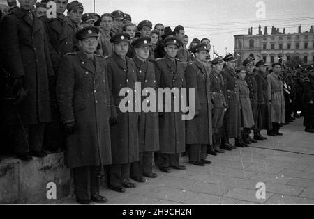 Warszawa, 1947-10-04. Apel poleg³ych na placu Zwyciêstwa z okazji trzeciej rocznicy powstania Milicji Obywatelskiej (MO). W uroczystoœci wziê³a udzia³ delegacja Policji Czechos³owackiej z zastêpc¹ komendanta g³ównego pp³k. Frankiem na czele. NZ. Delegacja czechos³owacka bior¹ca udzia³ p apelu. wb/gr PAP Varsavia, 4 ottobre 1947. Appello di un rotolo di onore su Piazza Zwyciestwa per celebrare il 3 ° anniversario della milizia del cittadino (MO). Alla cerimonia ha partecipato una delegazione della polizia della Cecoslovacchia guidata dal vicecapo della polizia Lt col Frank. Nella foto: Delegazione della Cecoslovacchia. wb/gr PAP Foto Stock