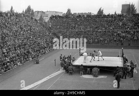 Warszawa, 1947-10-05. Mecz bokserski pomiêdzy reprezentacj¹ Milicji Obywatelskiej, a reprezentacj¹ Policji Czechos³owackiej. Spotkanie zgromadzi³o ok. 10 tys. widzów. wb/gr PAP Varsavia, 5 ottobre 1947. Una partita di boxe tra la rappresentanza della milizia del cittadino e la rappresentanza della polizia cecoslovacca. La partita ha attirato circa 10 mila spettatori. wb/gr PAP Foto Stock