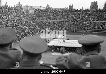 Warszawa, 1947-10-05. Mecz bokserski pomiêdzy reprezentacj¹ Milicji Obywatelskiej, a reprezentacj¹ Policji Czechos³owackiej. Spotkanie zgromadzi³o ok. 10 tys. widzów. wb/gr PAP Varsavia, 5 ottobre 1947. Una partita di boxe tra la rappresentanza della milizia del cittadino e la rappresentanza della polizia cecoslovacca. La partita ha attirato circa 10 mila spettatori. wb/gr PAP Foto Stock