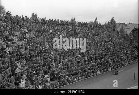 Warszawa, 1947-10-05. Mecz bokserski pomiêdzy reprezentacj¹ Milicji Obywatelskiej, a reprezentacj¹ Policji Czechos³owackiej. Spotkanie zgromadzi³o ok. 10 tys. widzów. NZ. publicznoœæ ogl¹daj¹ca zmagania zawodników. wb/gr PAP Varsavia, 5 ottobre 1947. Una partita di boxe tra la rappresentanza della milizia del cittadino e la rappresentanza della polizia cecoslovacca. La partita ha attirato circa 10 mila spettatori. Nella foto: Il pubblico che guarda la partita. wb/gr PAP Foto Stock