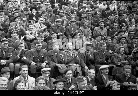 Warszawa, 1947-10-05. Mecz bokserski pomiêdzy reprezentacj¹ Milicji Obywatelskiej, a reprezentacj¹ Policji Czechos³owackiej. Spotkanie zgromadzi³o ok. 10 tys. widzów. NZ. publicznoœæ ogl¹daj¹ca zmagania zawodników. wb/gr PAP Varsavia, 5 ottobre 1947. Una partita di boxe tra la rappresentanza della milizia del cittadino e la rappresentanza della polizia cecoslovacca. La partita ha attirato circa 10 mila spettatori. Nella foto: Il pubblico che guarda la partita. wb/gr PAP Foto Stock