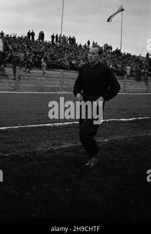 Warszawa, 1947-10-05. Zawody sportowe z okazji œwiêta Milicji Obywatelskiej na stadionie Legii przy ulicy £azienkowskiej z udzia³em lekkoatletów z Czechos³owacji. NZ. Emil Zátopek rozgrzewa siê biegiem przed na 5000 m. wb/gr PAP Varsavia, 5 ottobre 1947. Concorso sportivo il giorno della Militia dei cittadini sullo stadio Legia in via Lazienkowska con la partecipazione di atlanti della Cecoslovacchia. Nella foto: Emil Zátopek prima di un inizio di una gara di 5000 metri. wb/gr PAP Foto Stock