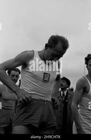 Warszawa, 1947-10-05. Zawody sportowe z okazji œwiêta Milicji Obywatelskiej na stadionie Legii przy ulicy £azienkowskiej z udzia³em lekkoatletów z Czechos³owacji. NZ. Emil Zátopek przed startem do biegu na 5000 m. wb/gr PAP Varsavia, 5 ottobre 1947. Concorso sportivo il giorno della Militia dei cittadini sullo stadio Legia in via Lazienkowska con la partecipazione di atlanti della Cecoslovacchia. Nella foto: Emil Zátopek prima di un inizio di una gara di 5000 metri. wb/gr PAP Foto Stock