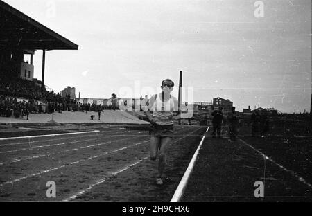 Warszawa, 1947-10-05. Zawody sportowe z okazji œwiêta Milicji Obywatelskiej na stadionie Legii przy ulicy £azienkowskiej z udzia³em lekkoatletów z Czechos³owacji. NZ. Emil Zátopek podczas biegu na 5000 m. wb/gr PAP Varsavia, 5 ottobre 1947. Concorso sportivo per la Giornata della Milizia dei cittadini allo stadio Legia in via Lazienkowska con la partecipazione di atlanti della Cecoslovacchia. Nella foto: Emil Zátopek durante una corsa di 5,000 metri. wb/gr PAP Foto Stock