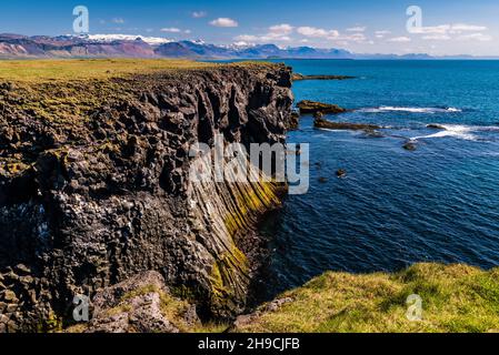 Le scogliere di basalto e la baia alle scogliere di Arnarstapi, Penisola di Snaefelsnes, Islanda Foto Stock